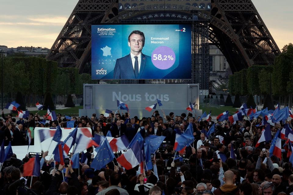 Người ủng hộ Tổng thống Pháp Emmanuel Macron vẫy cờ ăn mừng chiến thắng của ông vào ngày 24/4 tại Champs de Mars, Paris. Ảnh: Reuters.