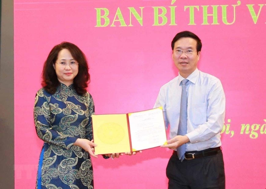 Ông Võ Văn Thưởng trao quyết định của Bộ Chính trị điều động, bổ nhiệm bà Lâm Thị Phương Thanh giữ chức Phó Chánh Văn phòng Trung ương Đảng. Ảnh: TTXVN.