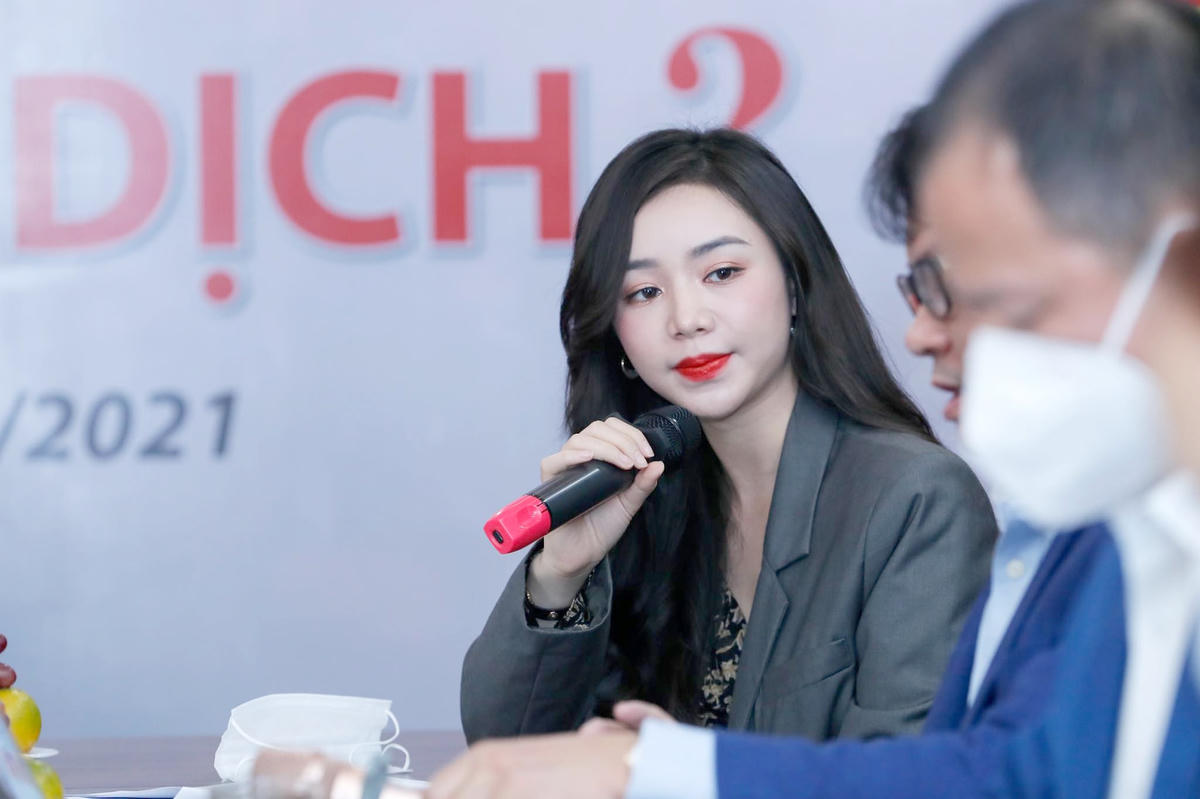 Diễn viên Quỳnh Kool đặt câu hỏi cho các khách mời. Ảnh: Quang Vinh.  