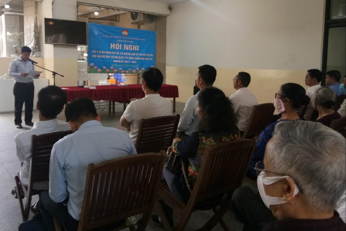 Ông Nguyễn Thái Tuấn Anh, Phó Chủ tịch MTTQ phường An Phú, chủ trì lấy ý kiến cử tri giới thiệu ông Trần Quang Lâm, Bí thư Đảng ủy, Giám đốc Sở GTVT TP HCM ứng cử  đại biểu HĐND TP HCM nhiệm kỳ 2021 - 2026. Ảnh: CT.