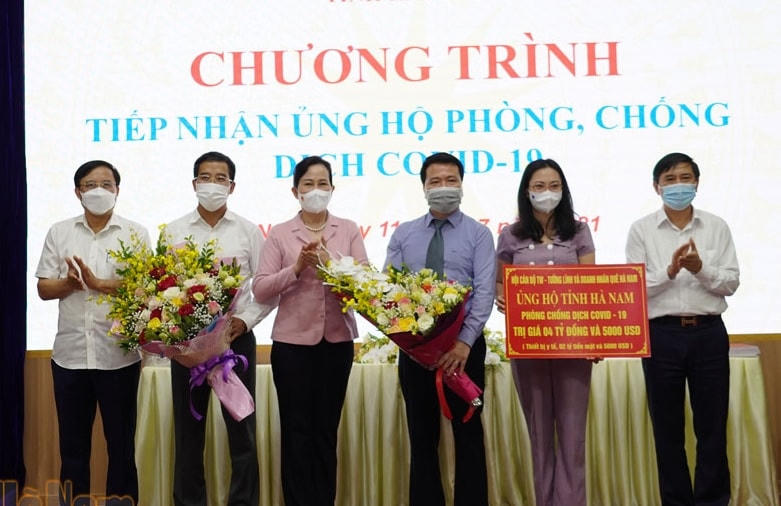 Bí thư Tỉnh ủy Hà Nam Lê Thị Thủy (thứ 3 từ trái qua) tiếp nhận nguồn ủng hộ các cán bộ, tướng lĩnh, doanh nhân quê Hà Nam. Ảnh: Báo Hà Nam.