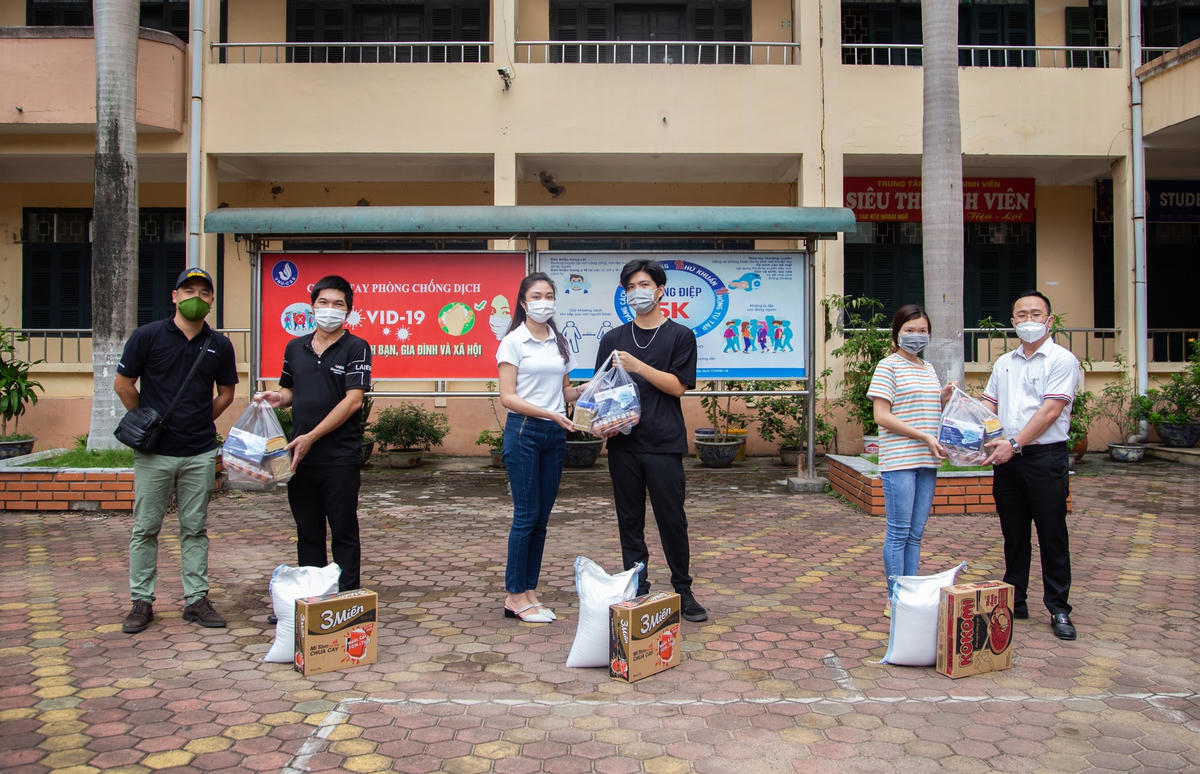 Các phần quà được trao đến tận tay những sinh viên của Đại học Ngoại ngữ với mong muốn lan tỏa yêu thương và tinh thần tích cực cùng vượt qua đại dịch. Trương Thị Thập (Sinh viên năm thứ 3, Trường đại học Ngoại ngữ) cho biết: "Những ngày giãn cách, không thể đi làm thêm cũng không ra ngoài mua được thực phẩm cần thiết, nhiều ngày em phải ăn mì gói cho qua bữa, nhận được sự giúp đỡ này, em cảm thấy vô cùng biết ơn đến các nhà hảo tâm và các mạnh thường quân đã hỗ trợ sinh viên chúng em". 