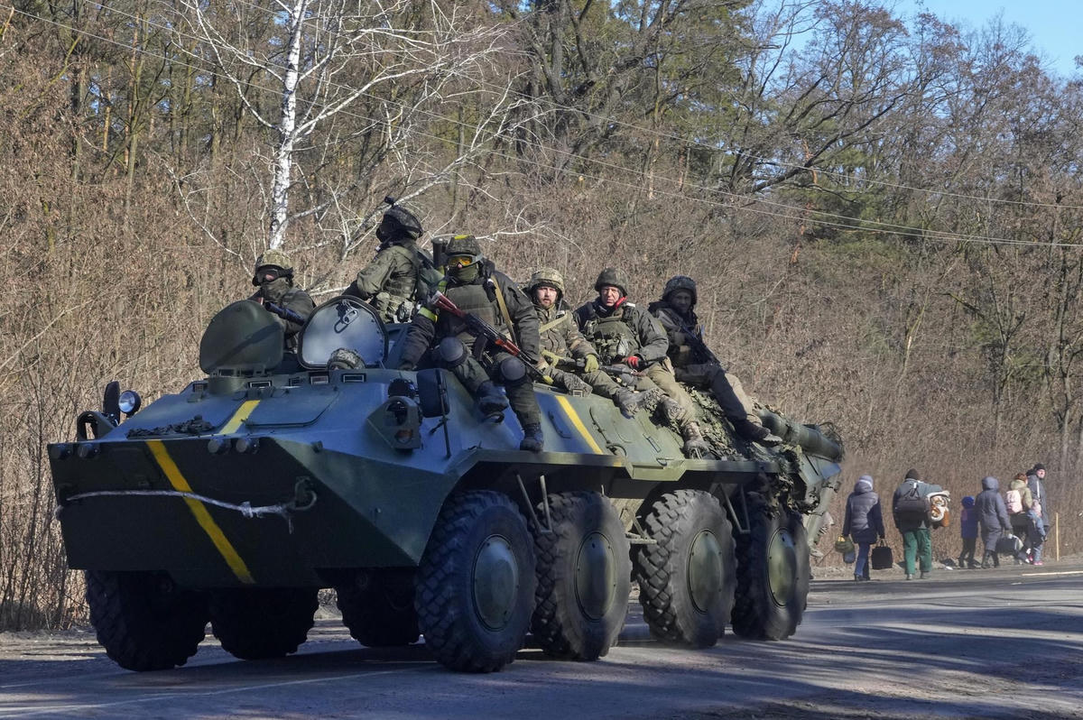 Binh sĩ Ukraine trên một chiếc tàu sân bay bọc thép ở vùng Vyshgorod gần thủ đô Kiev, Ukraine. Ảnh: AP.
