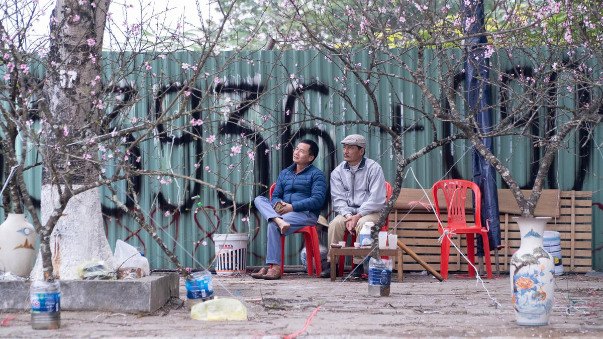 Các tiểu thương ủ rũ, mong bán nhanh để về sóm, sum họp với gia đình.