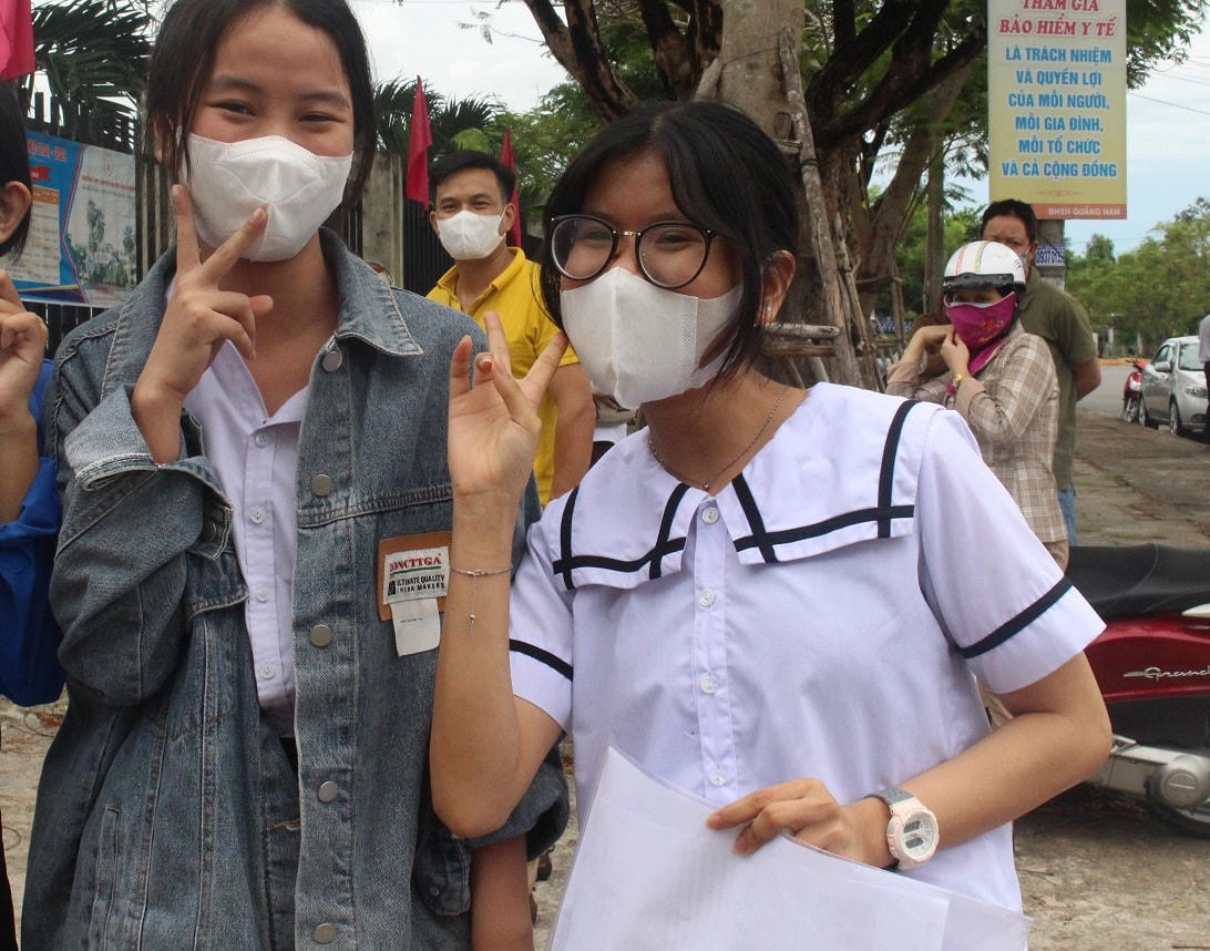 Em Uyên (bên trái) chia sẻ về đề môn Ngữ văn.