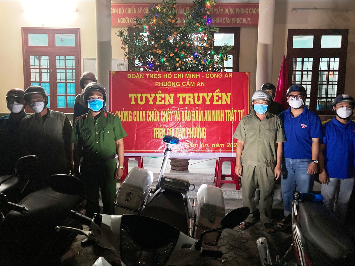 Công an TP Hội An ra quân tuyên truyền về giữ an ninh trật tự.  