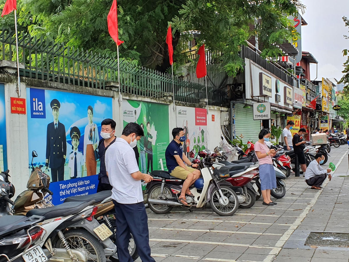 Nhiều phụ huynh không vào khu vực chờ mà đứng trước địa điểm thi.