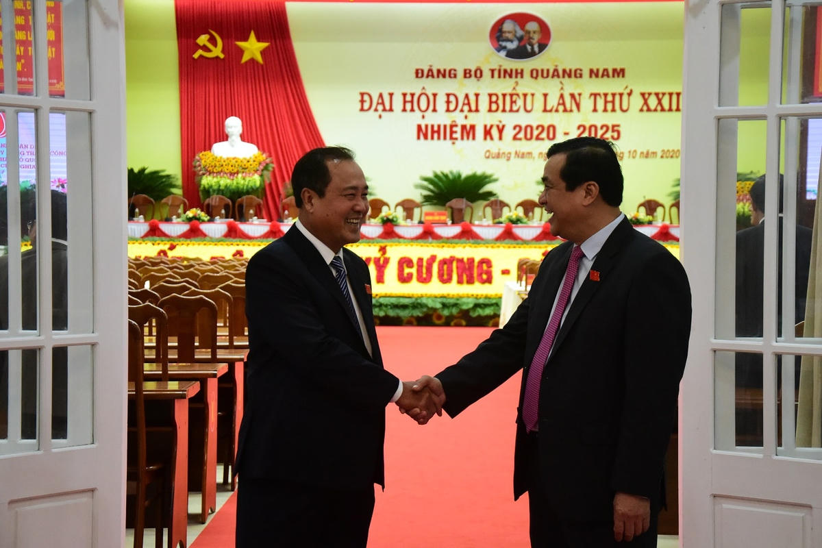 Ông Phan Việt Cường, Bí thư Tỉnh ủy và ông Huỳnh Khánh Toàn, Phó Chủ tịch UBND tỉnh tại phiên họp trù bị.