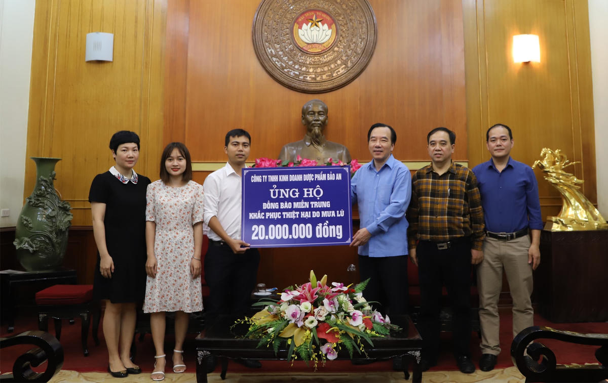 Phó Chủ tịch Ngô Sách Thực tiếp nhận ủng hộ từ Công ty TNHH kinh doanh dược phẩm Bảo An.