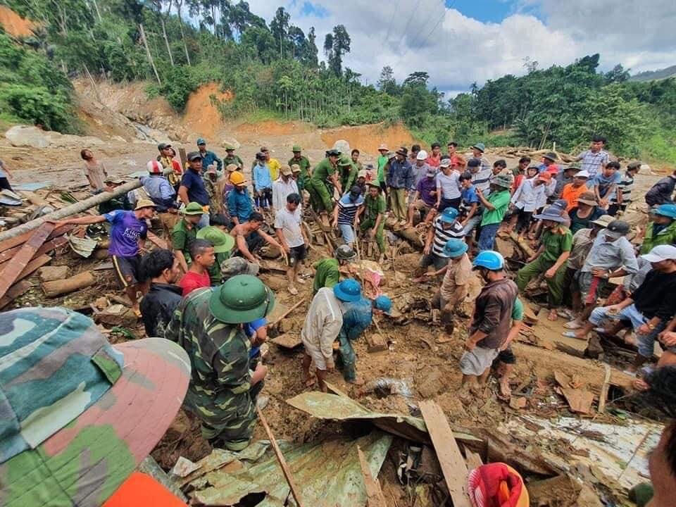 Công an và các lực lượng cứu hộ đang ra sức tìm kiếm nạn nhân.