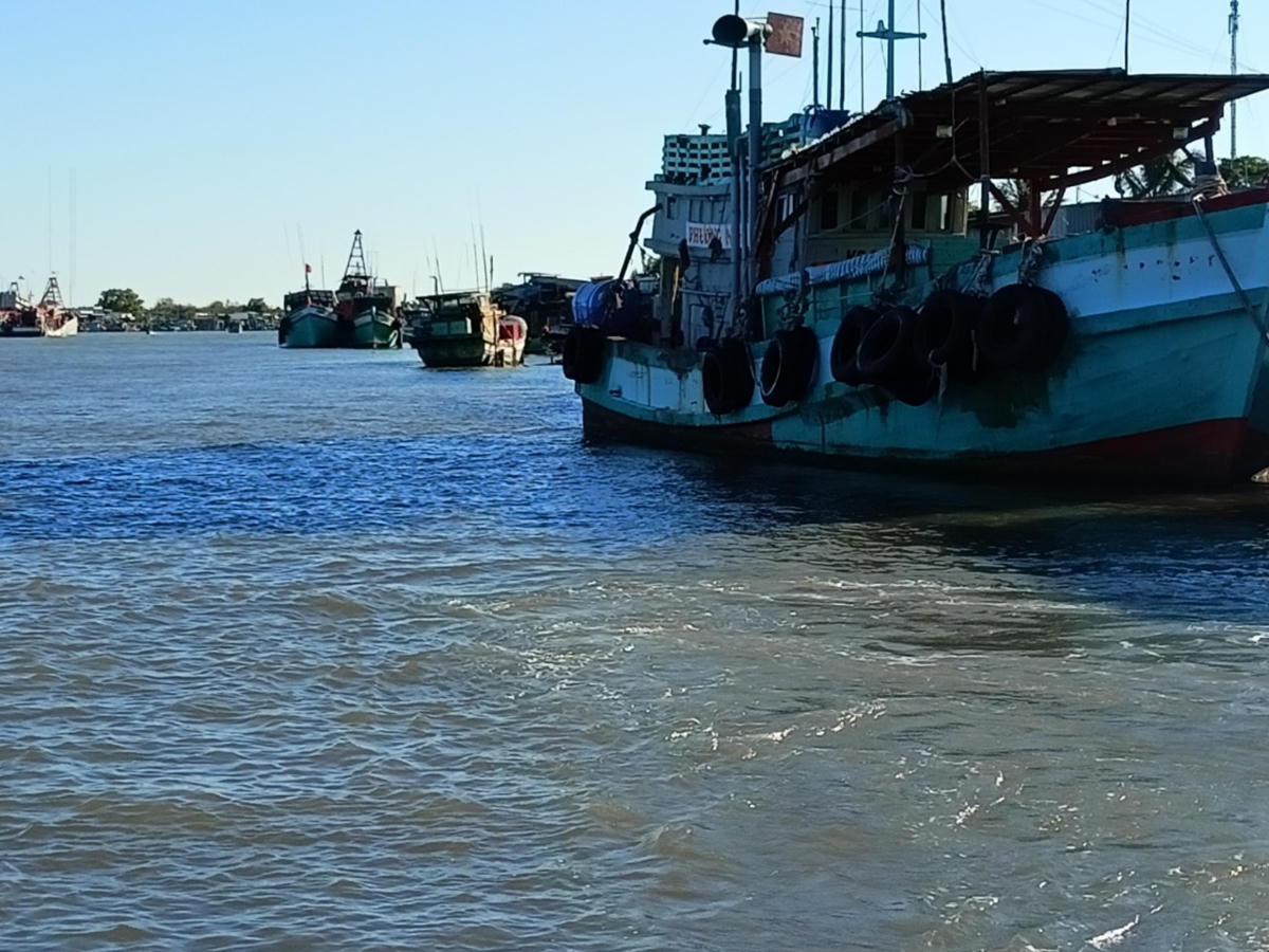 Xăng dầu tăng giá, ngư dân e ngại chưa muốn xuất bến.