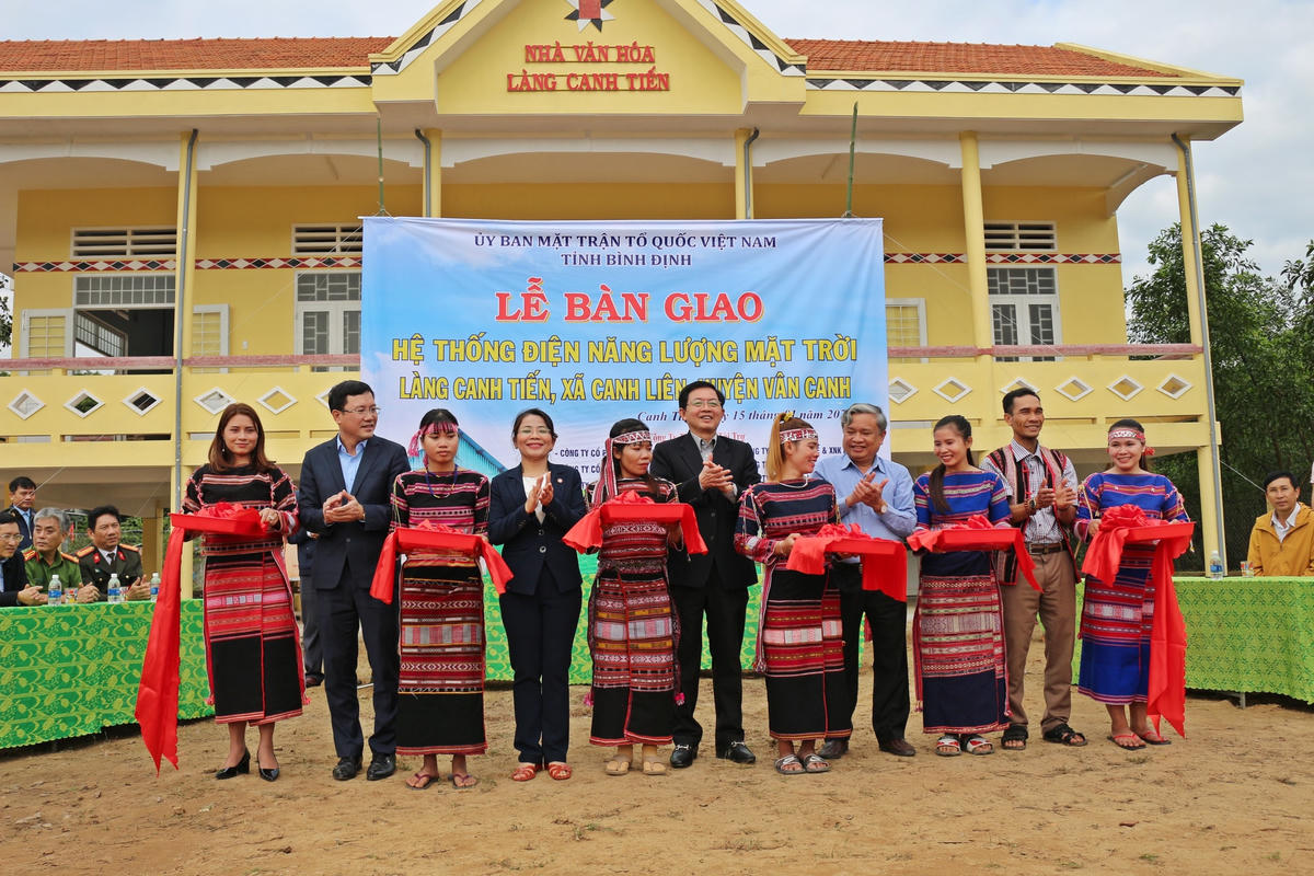 Lãnh đạo tỉnh Bình Định, cắt băng khánh thành công trình điện năng lượng mặt trời tại làng Canh Tiến. xã Canh Liên, huyện Vân Canh (Bình Định).