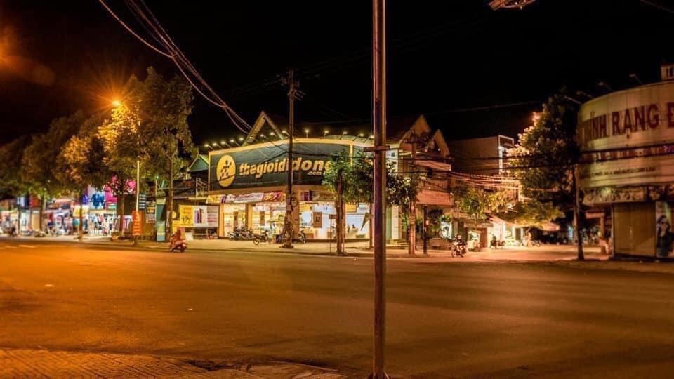 Đường phố TP Buôn Ma Thuột vắng, bởi thành phố này cũng đã áp dụng giãn cách xã hội theo Chỉ thị 15 của Thủ tướng. Ảnh: Y Chi