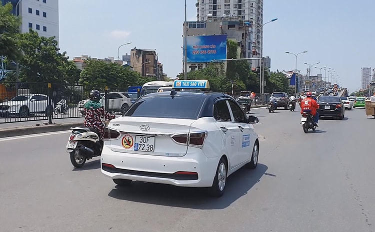 Những miếng băng dính che đi một phần biển số, khi xuất hiện lực lượng chức năng, lái xe lập tức giật ra.