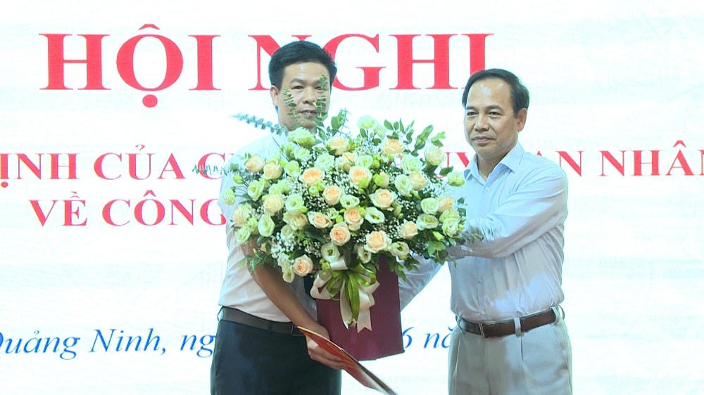 Phó Chủ tịch Thường trực UBND tỉnh Đặng Huy Hậu, trao quyết định điều động, bổ nhiệm đồng chí Nguyễn Duy Kiên giữ chức vụ Phó Giám đốc Ban Quản lý dự án công trình hầm đường bộ qua Vịnh Cửa Lục.  Ảnh: baoquangninh.vn.