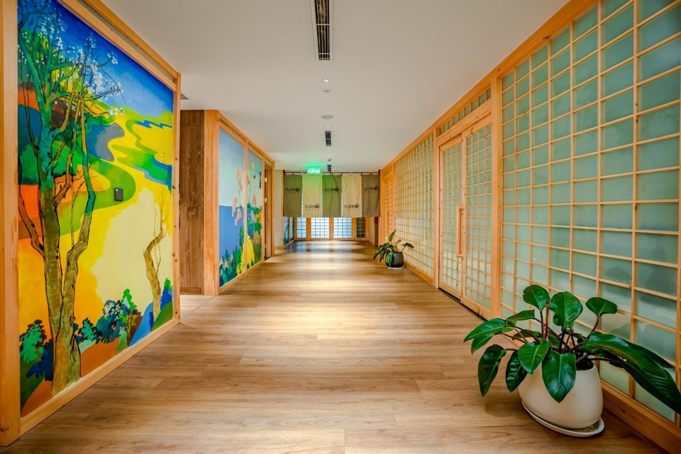 Nếu như trước đây, các Onsen của người Nhật được thiết kế lộ thiên thì ngày nay, phần lớn dịch vụ được đưa vào trong nhà