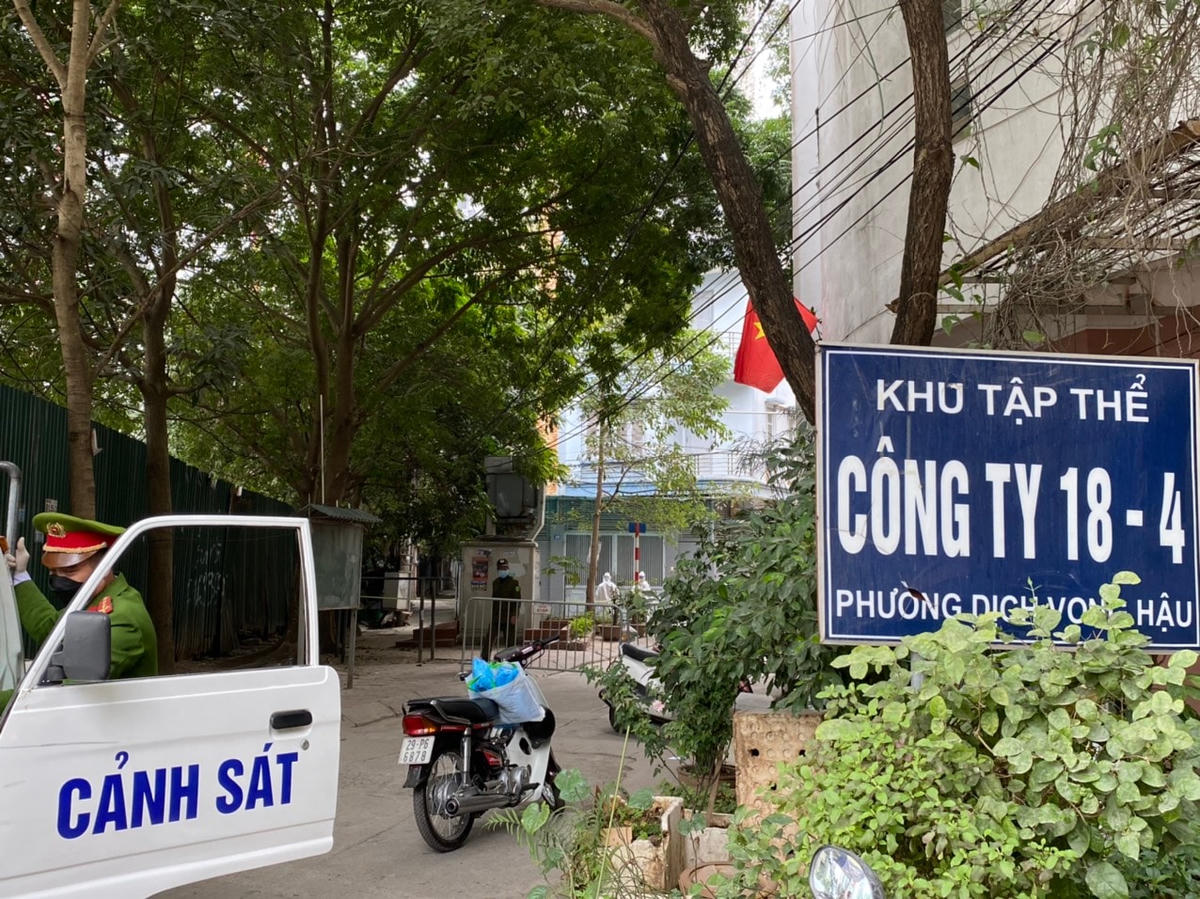 Khu 18-4, ngõ 86 Duy Tân, Dịch Vọng Hậu, Cầu Giấy - nơi sinh sống của hai vợ chồng bán nhà cho BN1814 đã bị phong toả. Ảnh: Lan Anh.