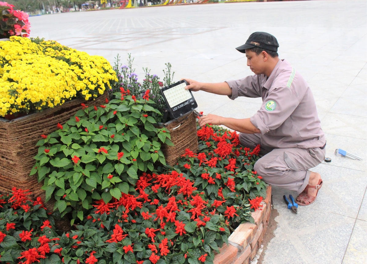 Công nhân đang sửa chữa lại hệ thống đèn chiếu sáng.