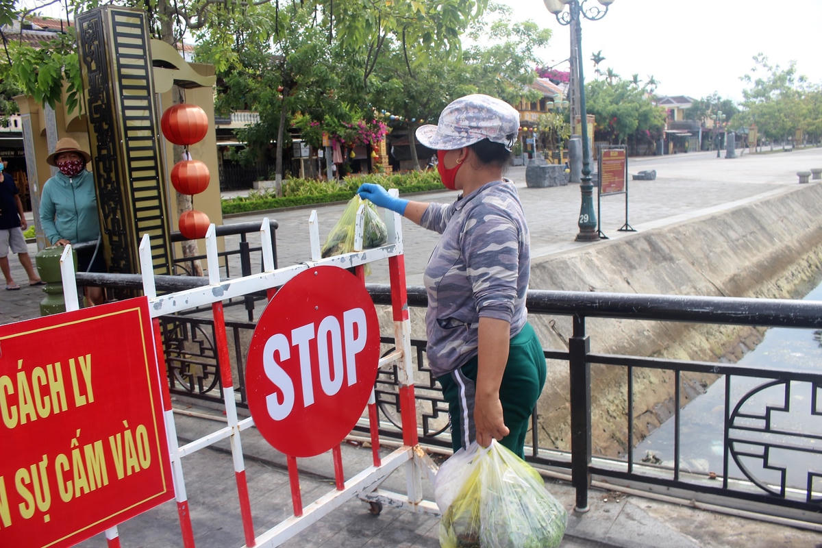 Người dân đưa thực phẩm vào khu phong tỏa khu phố An Hội.