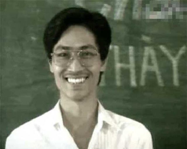 Trong phim, Quốc Tuấn vào vai thầy Minh - giáo viên chủ nhiệm lớp 12A.  