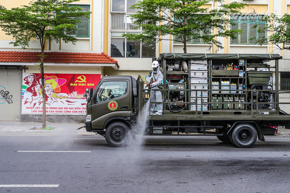 [ẢNH] Cận cảnh phun khử khuẩn 10 phường phố cổ và xung quanh Hồ Hoàn Kiếm