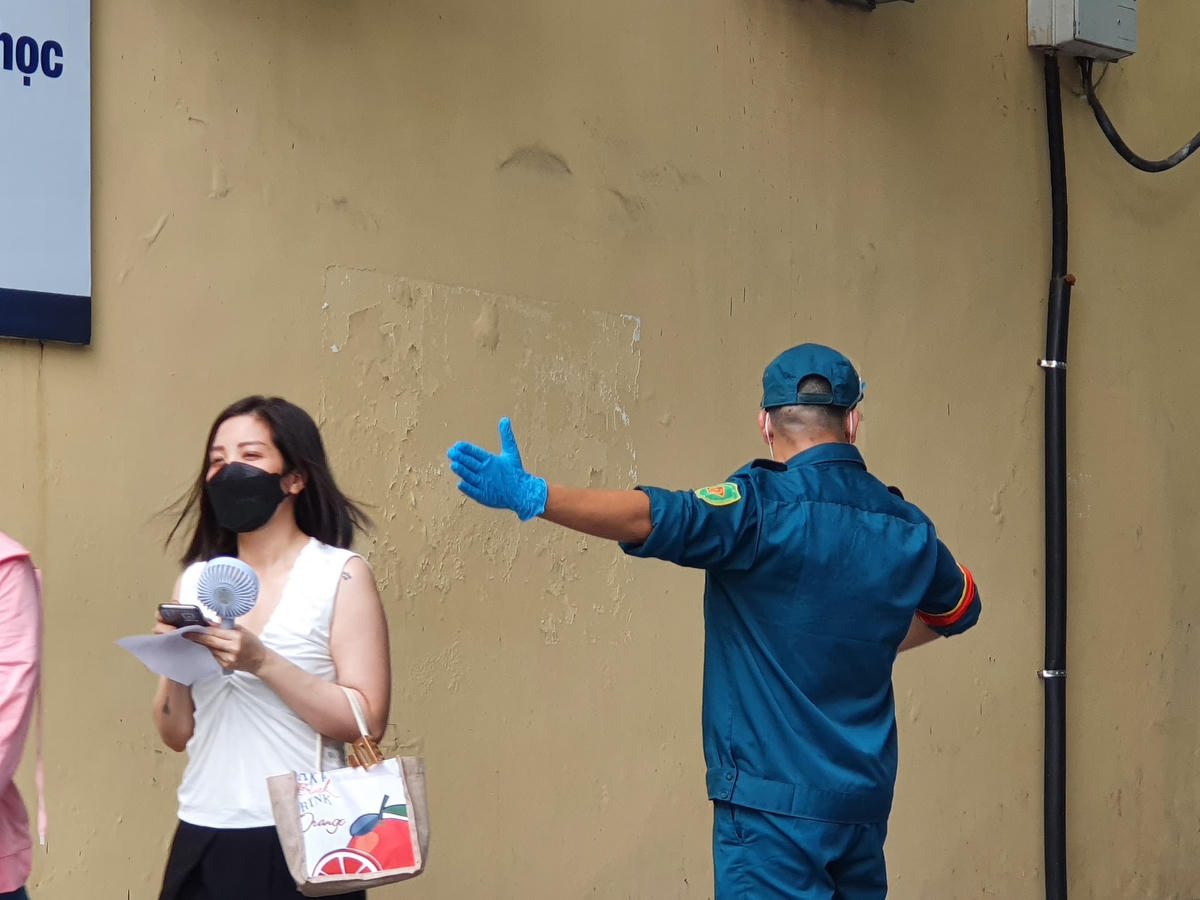 [ẢNH] 30.000 người dân quận Hai Bà Trưng được lấy mẫu test Covid-19