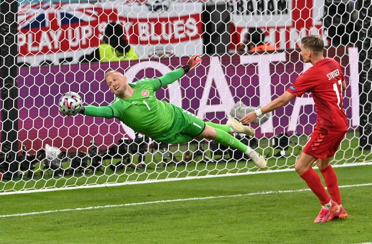 Schmeichel phản ứng nhanh trước cú đánh đầu của Harry Maguire.