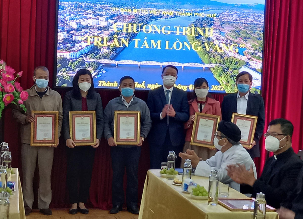 Ông Phan Thiên Định, Bí thư Thành uỷ Huế trao tặng bằng Tri ân Tấm lòng vàng cho các cá nhân, đơn vị có nhiều đóng góp trong cuộc vận động chung tay phòng, chống dịch Covid-19.