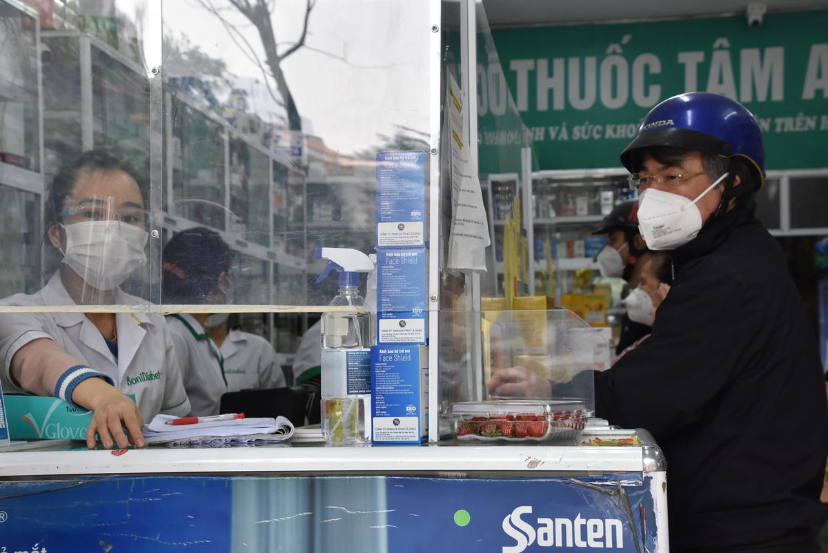Mua thuốc điều trị Covid-19 tại nhà thuốc Tâm An.  Ảnh: Hoàng Chiến
