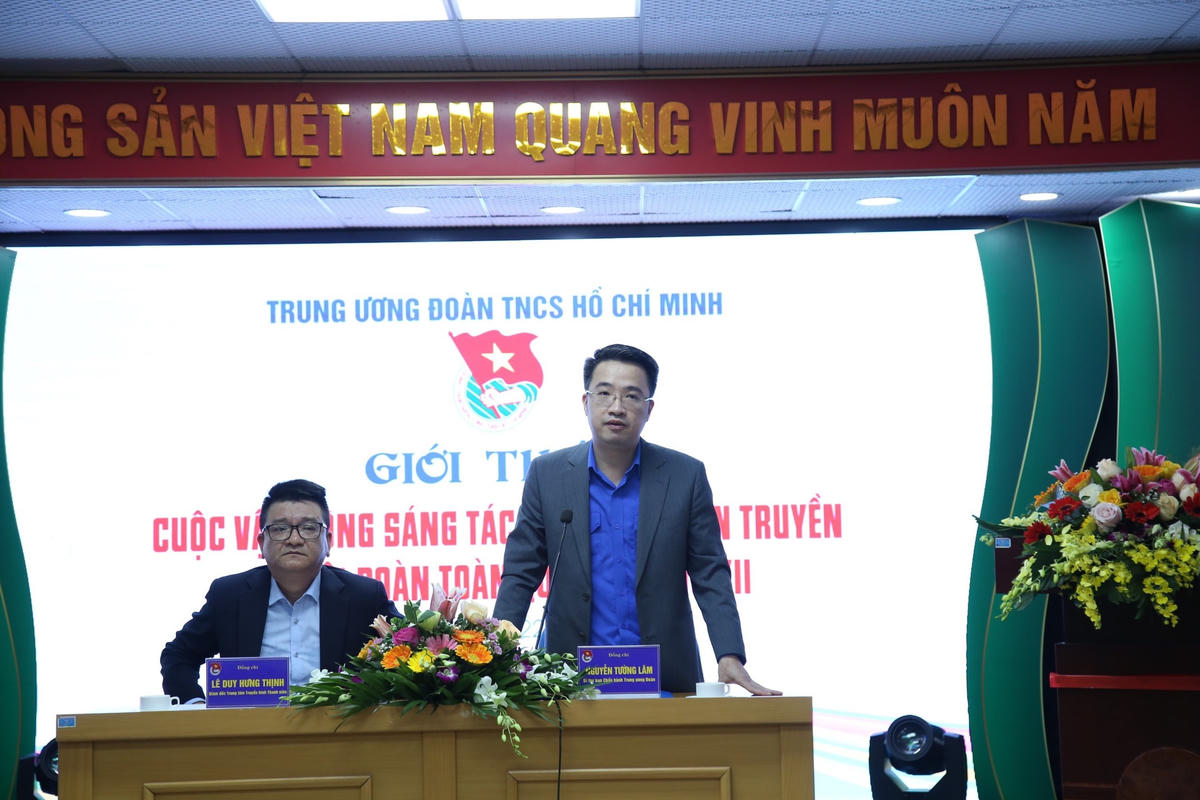 Ban tổ chức trao đổi thông tin tại hội nghị.