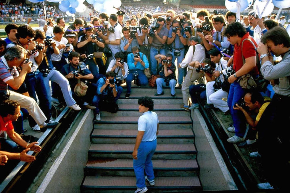 Maradona ra mắt tại CLB Napoli vào năm 1984 với một mức kỷ lục khác - 10,4 triệu USD.