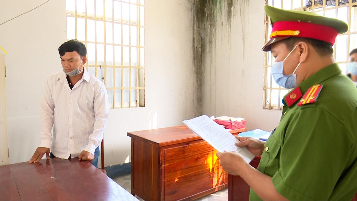 Bị can Lê Thanh Vân (áo trắng) nghe đọc lệnh khởi tố, bắt tạm giam.