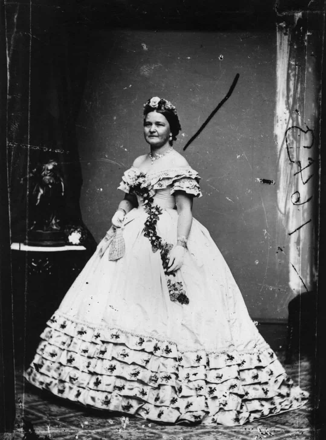 Mary Todd Lincoln trong lễ nhậm chức đầu tiên của Tổng thống Ulysses S. Grant vào năm 1873.  