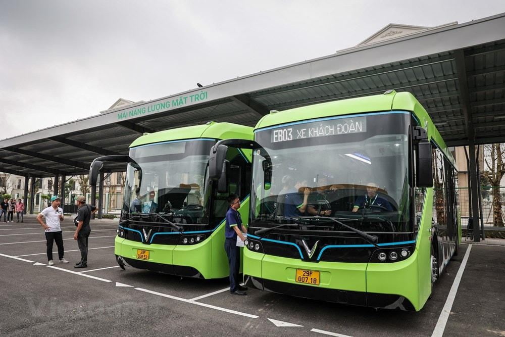 Mẫu xe buýt mang tên VinBus là dòng xe thân thiện với môi trường khi sử dụng động cơ điện thay vì máy xăng/dầu truyền thống. (Ảnh: Minh Sơn/Vietnam+).