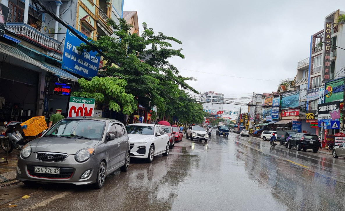 Khách đến đấu giá đất ngoài người dân địa phương còn có nhiều tỉnh thành như Hà Nội, Hải Dương, Bắc Ninh...