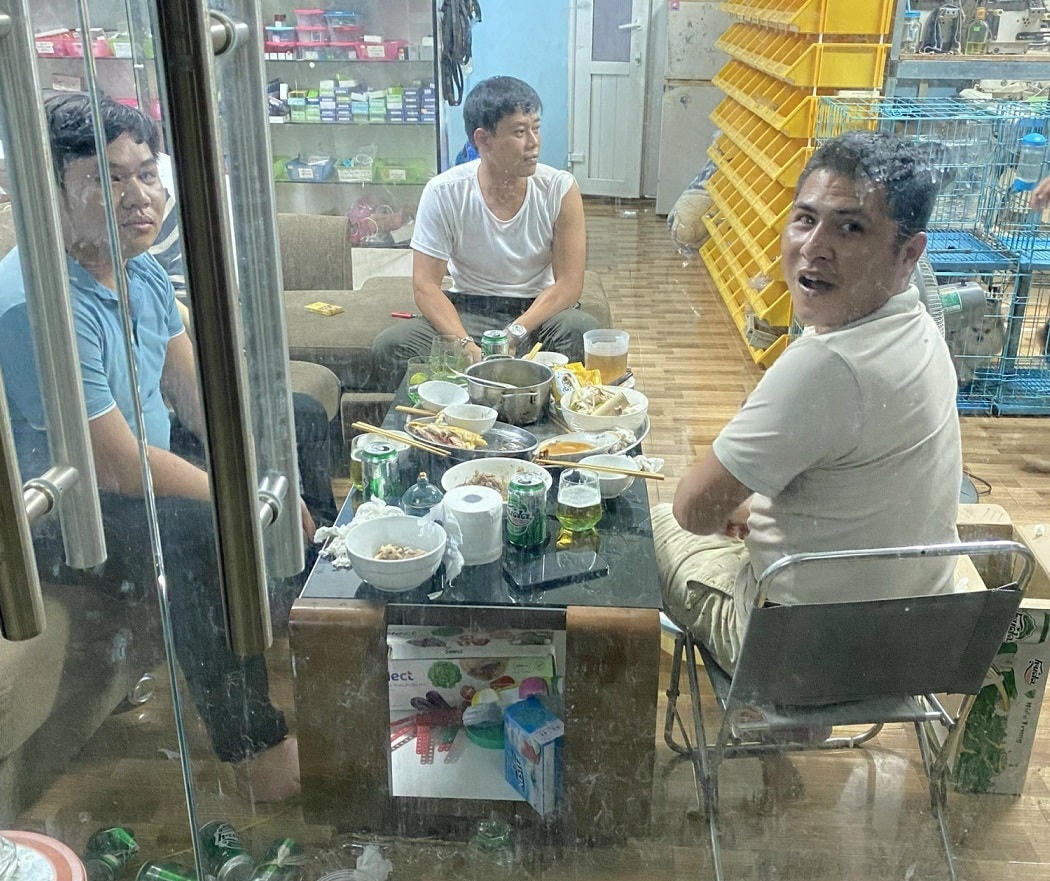 Công an phường Nam Lý phát hiện và bắt quả tang 3 thanh niên tụ tập ăn nhậu trong thời gian thực hiện giãn cách xã hội.