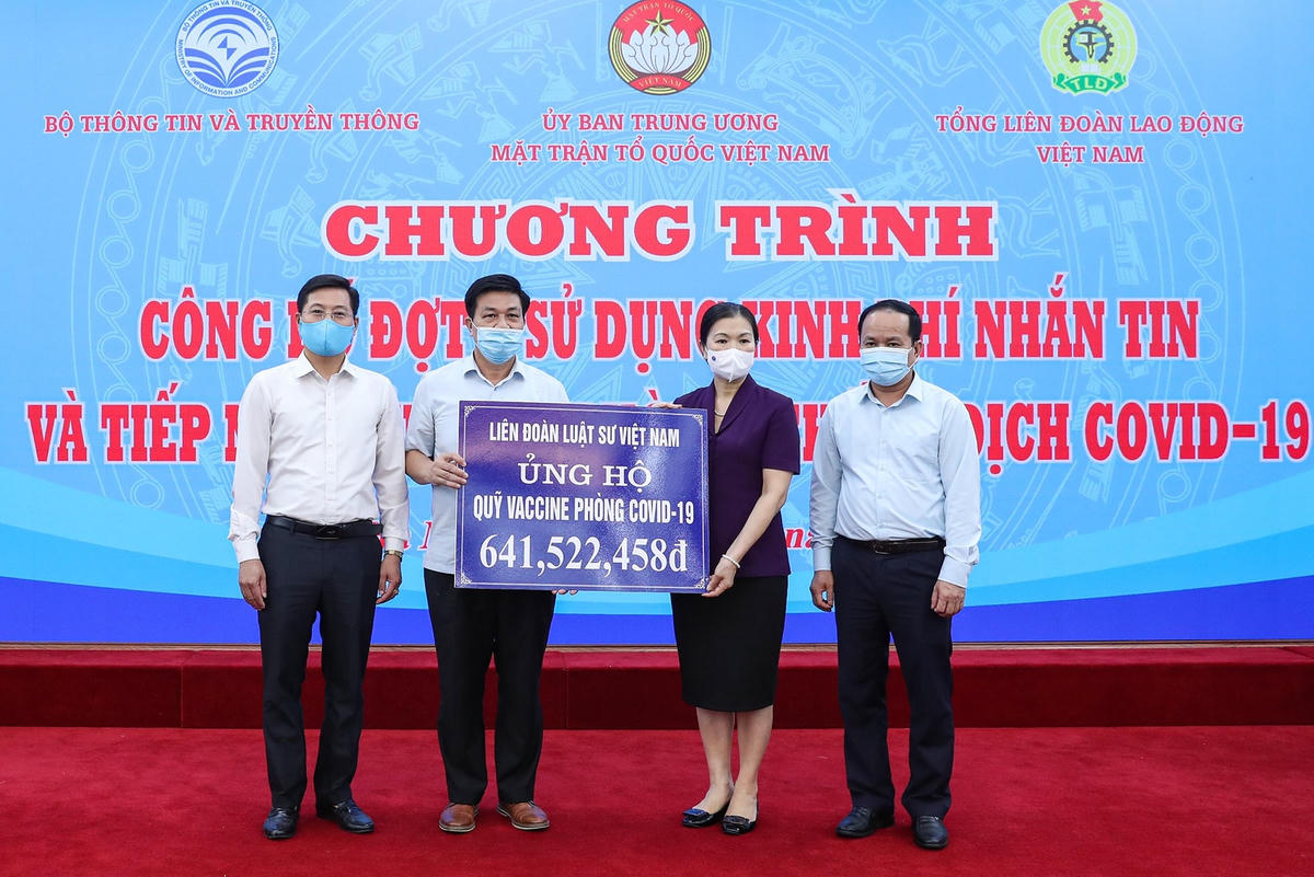 Phó Chủ tịch Trương Thị Ngọc Ánh tiếp nhận ủng hộ từ Liên đoàn Luật sư Việt Nam.