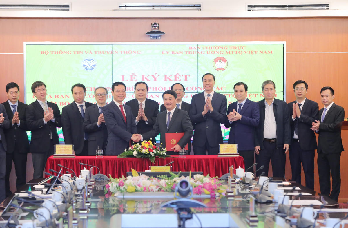 Chủ tịch Trần Thanh Mẫn chứng kiến Lễ ký kết chương trình phối hợp công tác giữa hai cơ quan. Ảnh: Quang Vinh.