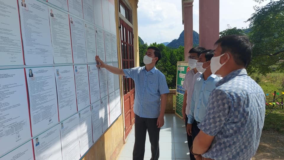 Ông Lê Công Hữu, Bí thư Huyện uỷ Tuyên Hoá kiểm tra công tác chuẩn bị tại một địa điểm bầu cử.