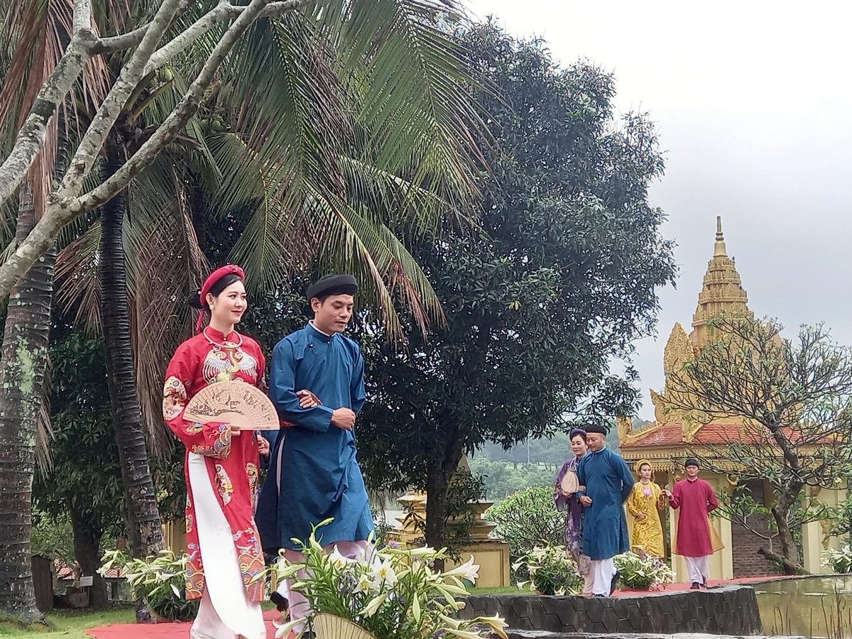 Trình diễn áo dài Huế