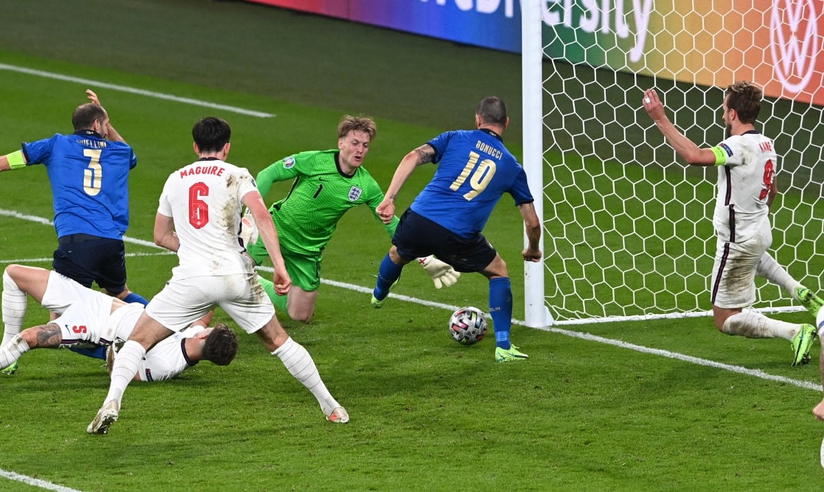 Bonucci ghi bần cân bằng tỉ số cho người Ý.