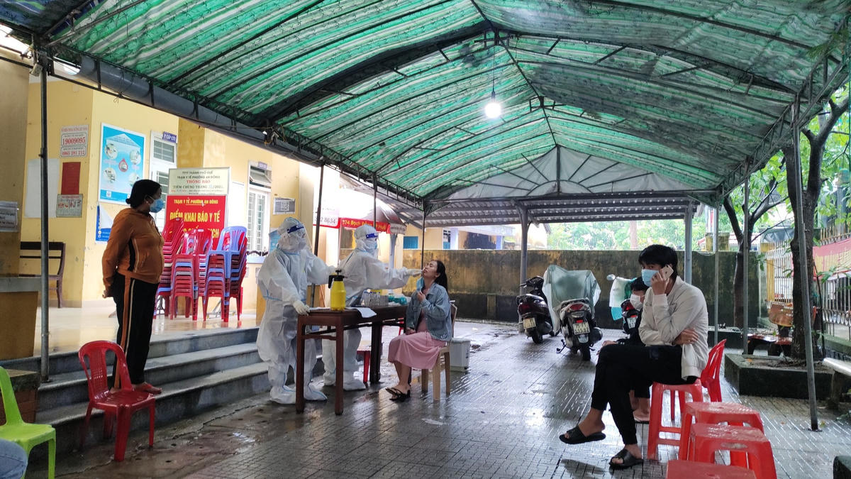 Lực lượng chức năng đang tiến hành lấy mẫu xét nghiệm Covid-19 cho người dân trên địa bàn TP Huế.