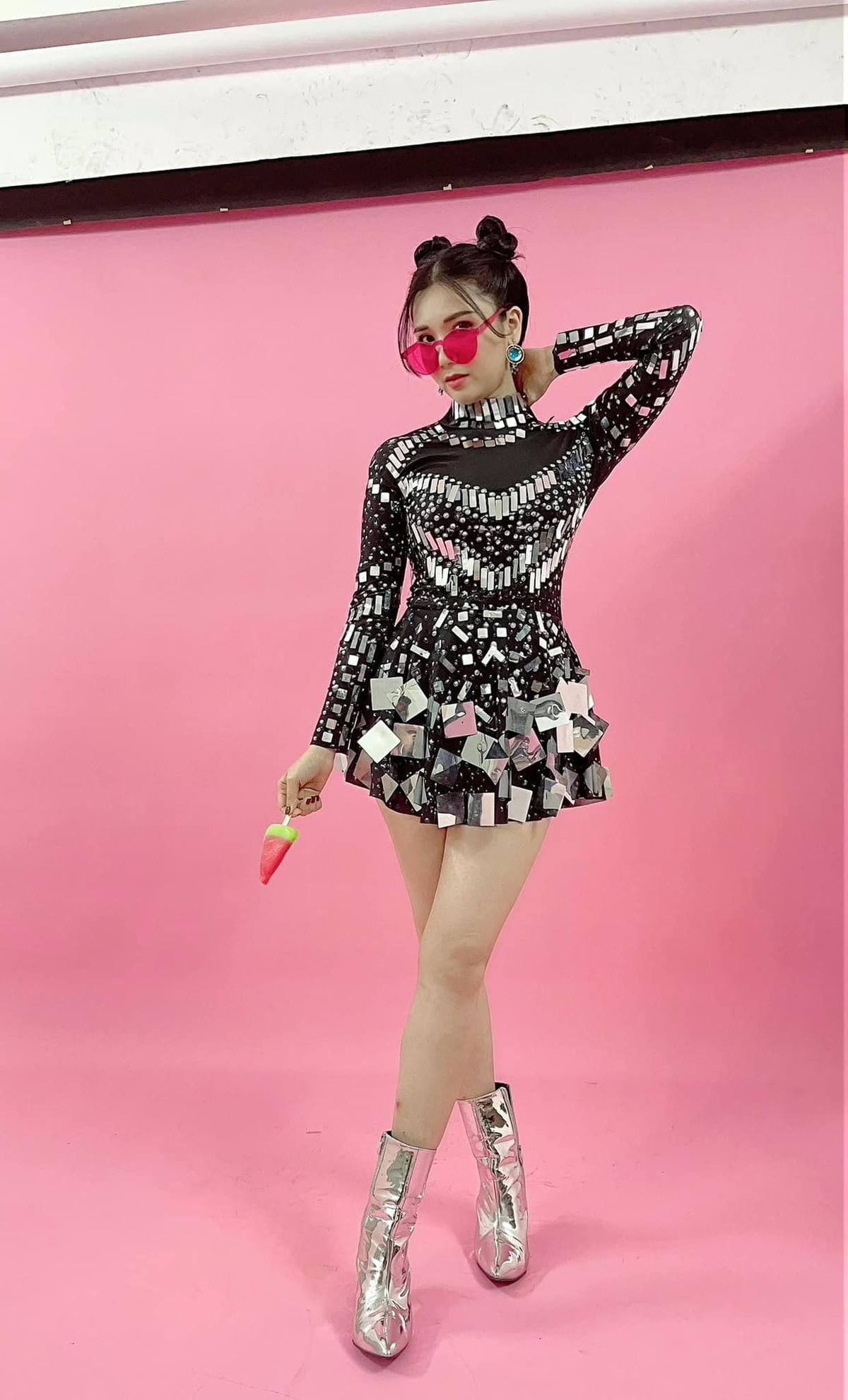 Đồng hành cùng cặp đôi chính Hải Triều - Hạ Lam là nữ thiếu úy Hải Yến do Lại Thanh (Thanh Bi) đảm nhận.