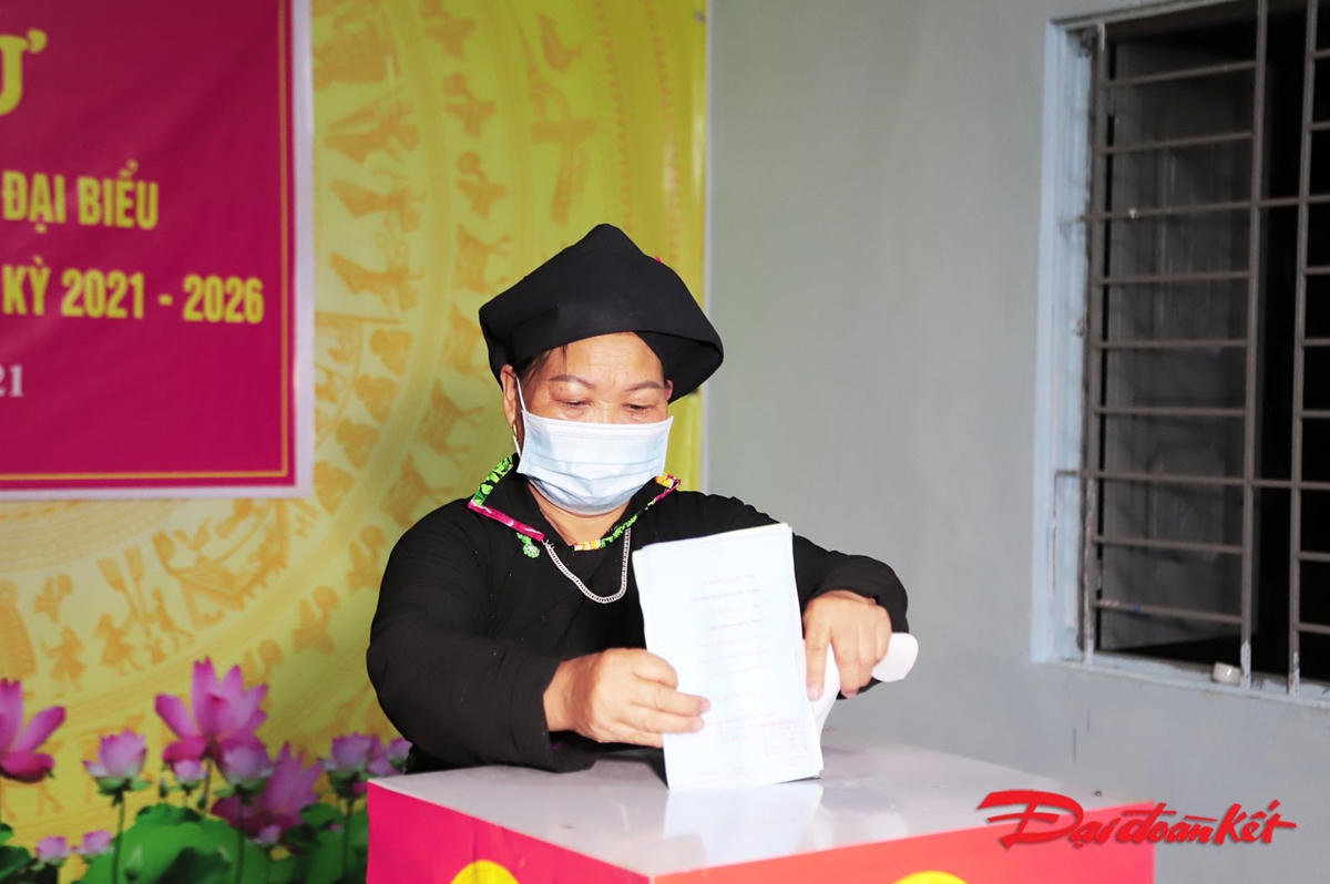 Bà Hoàng Thị Tương, thôn Lũng Làn bỏ phiếu. Ảnh: Minh Đức.