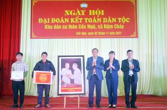 Lãnh đạo tỉnh tặng quà cán bộ, nhân dân thôn Cốc Ngù.