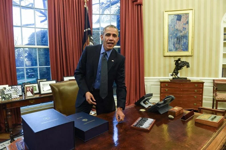 Tổng thống Barack Obama vừa ký ban hành gói chi tiêu 1,1 nghìn tỷ USD tài trợ cho chính phủ đến hết tháng 9/2016 tại Phòng Bầu dục Nhà Trắng ở Washington, DC, ngày 18/12/2015.