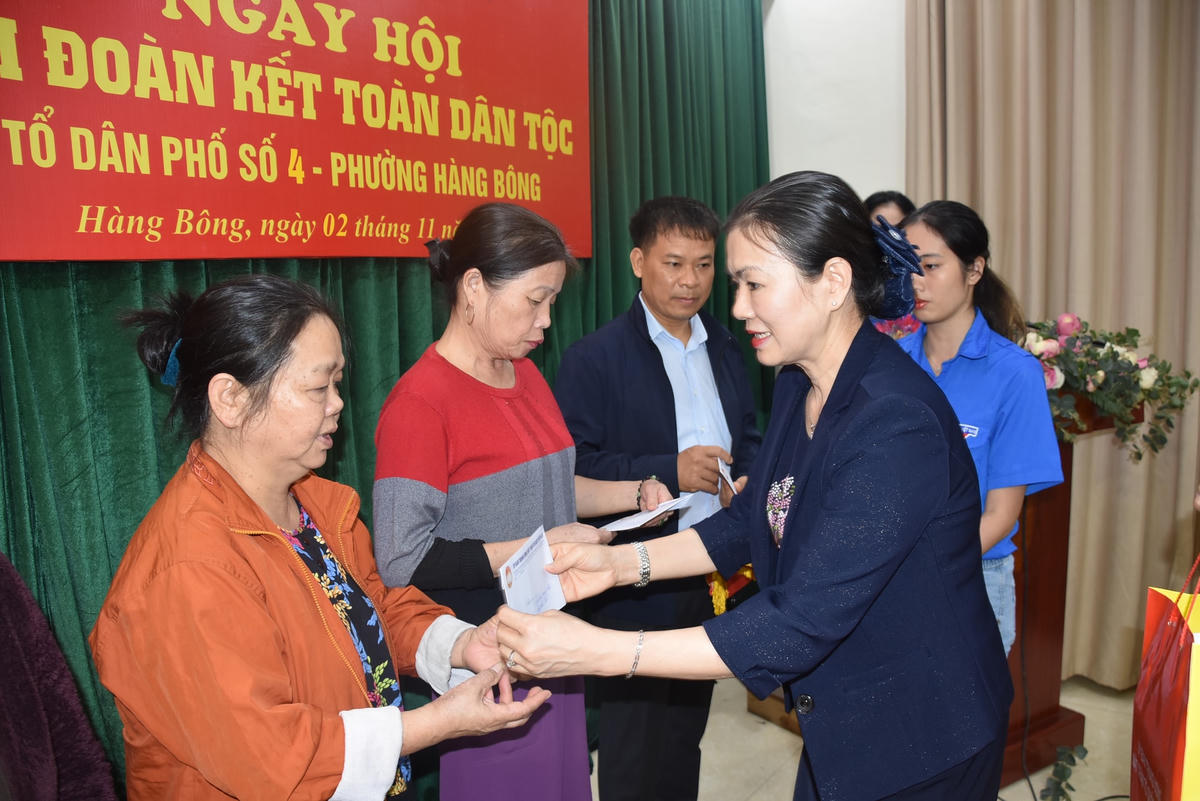 Phó Chủ tịch Trương Thị Ngọc Ánh tặng quà động viên các gia đình có hoàn cảnh khó khăn tại tổ dân phố số 4 phường Hàng Bông.