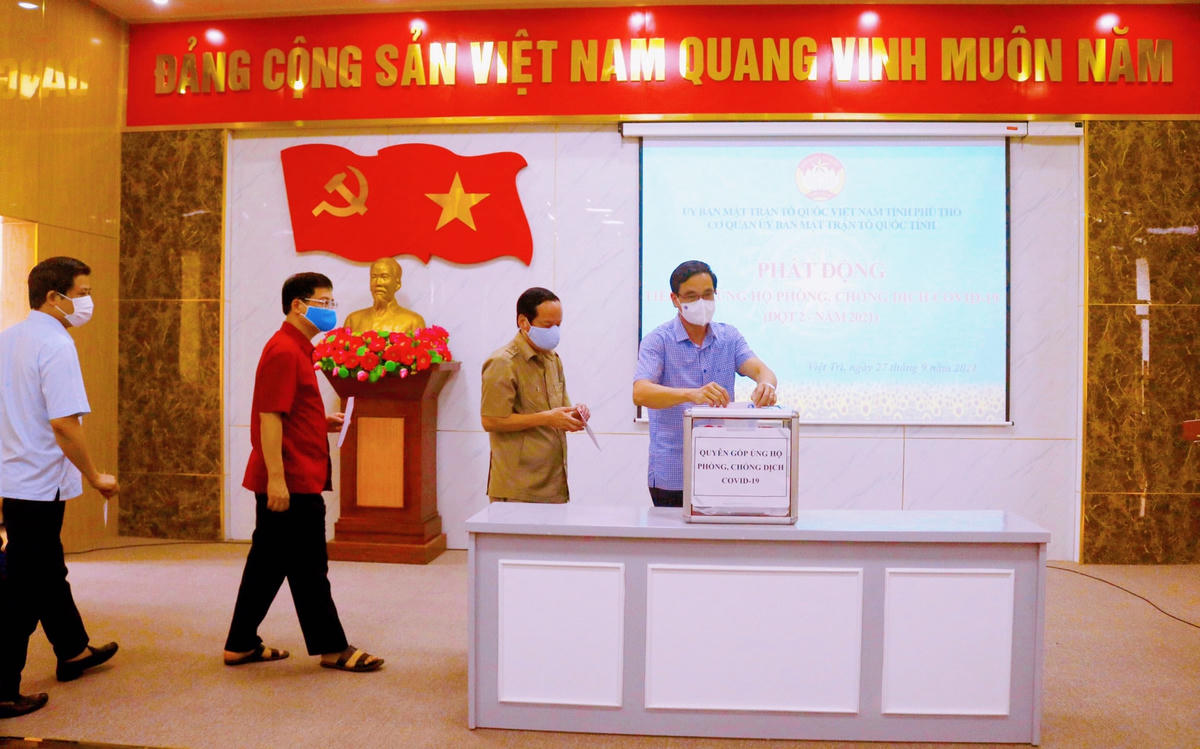 Ban Thường trực Ủy ban MTTQ tỉnh Phú Thọ quyên góp ủng hộ phòng chống dịch Covid-19.