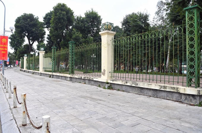 Hàng rào bao quanh công viên Thống Nhất sẽ sớm được phá dỡ. Ảnh: Giang Huy