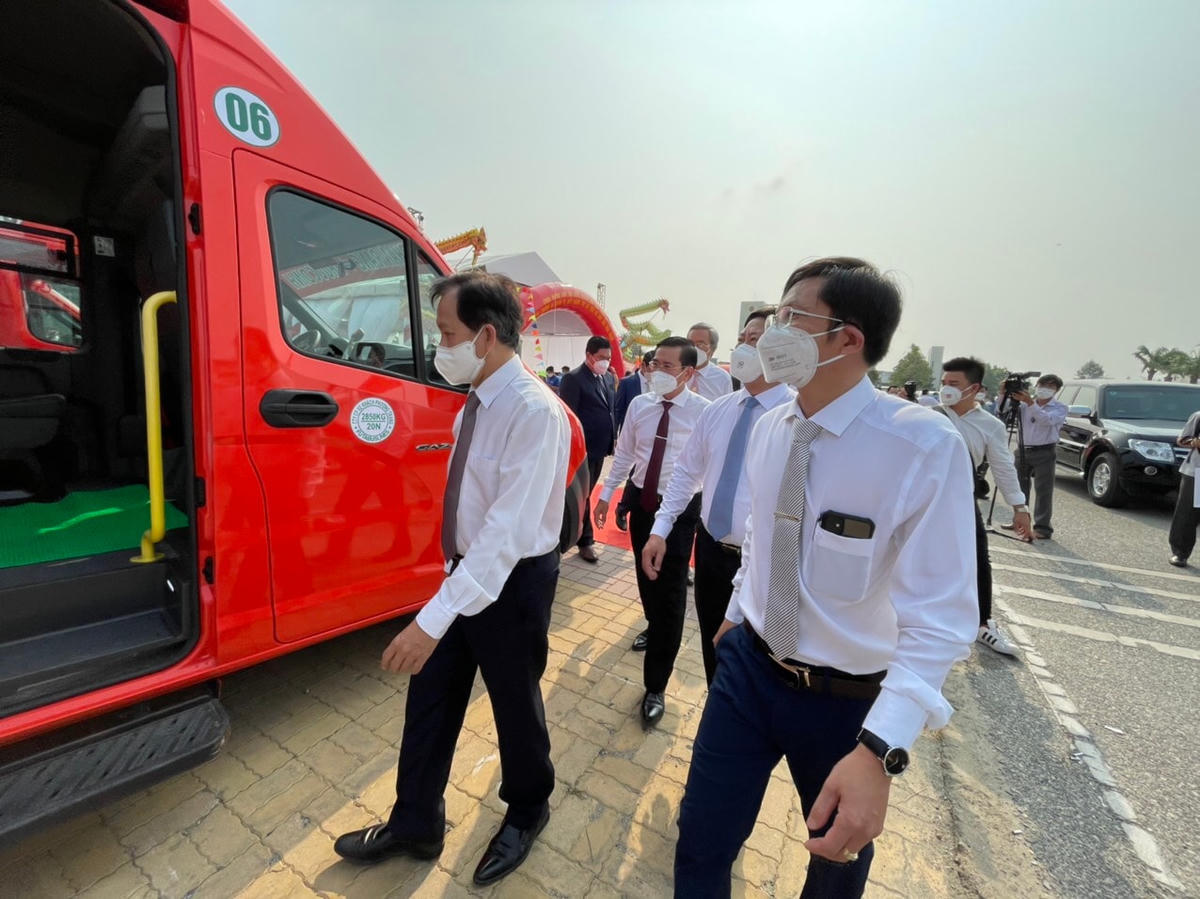 Nhiều lãnh đạo, hành khách sử dụng xe buýt ngày đầu khai trương.